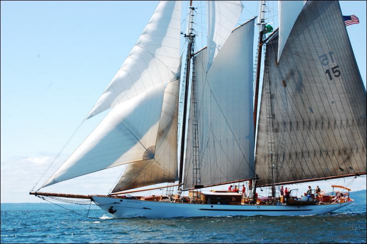 L’Adventuress est une goélette à voiles auriques