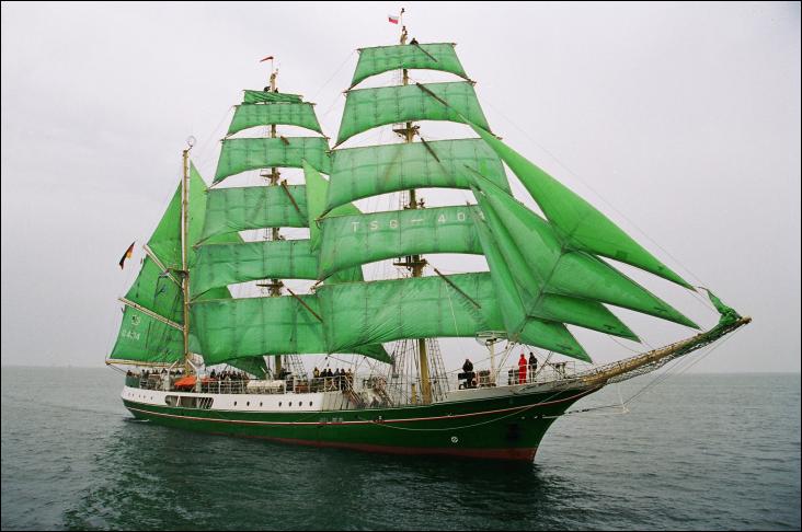 Le voilier Alexander von Humboldt est un trois-mâts barque