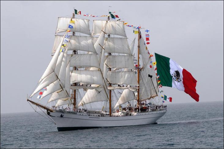 Le Cuauhtémoc trois-mâts barque battant pavillon mexicain