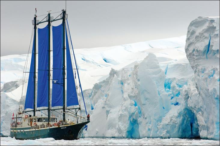 Le Sedna IV est une goélette à trois mâts à coque en acier