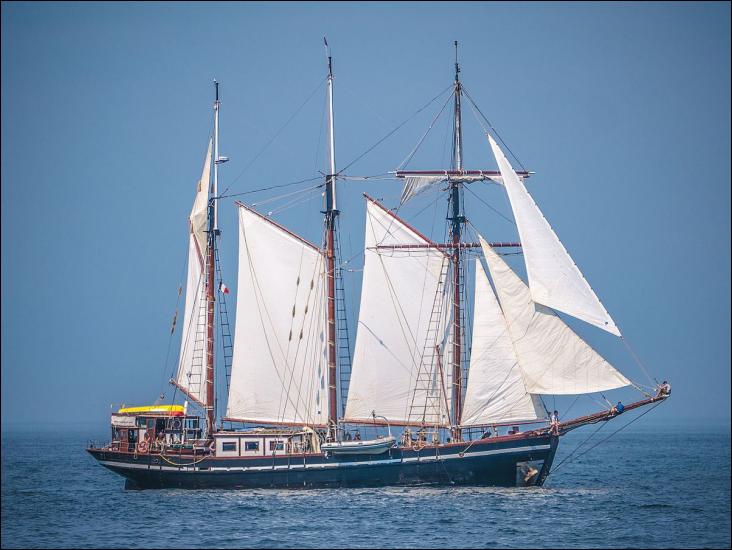 Le Bel Espoir II est une goélette à trois mâts et hunier