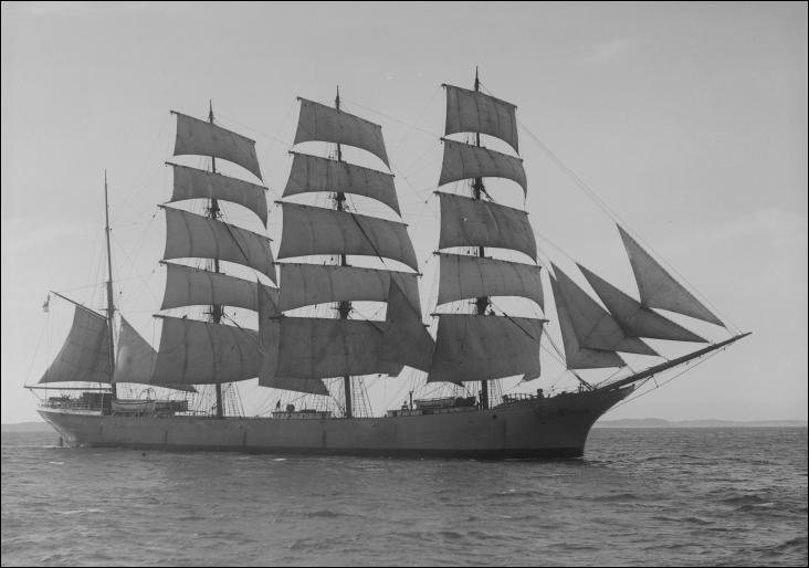 Le Port Calédonia est un quatre-mâts barque