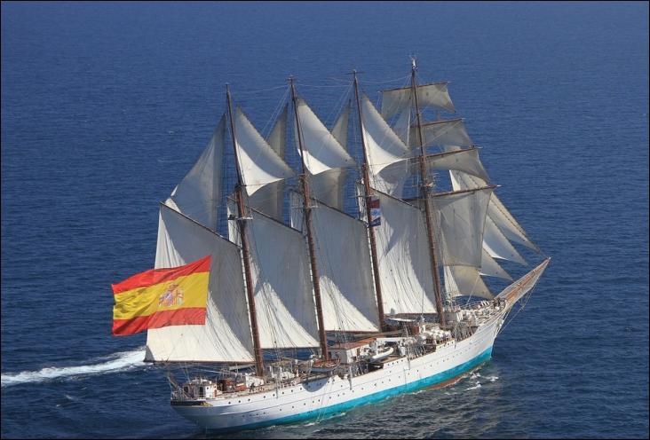 Le Juan Sebastián de Elcano est un quatre-mâts goélette à hunier