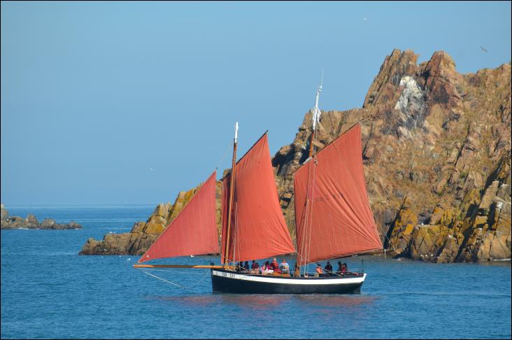 La Pauline est une chaloupe pontée, réplique d'un lougre bateau pilote