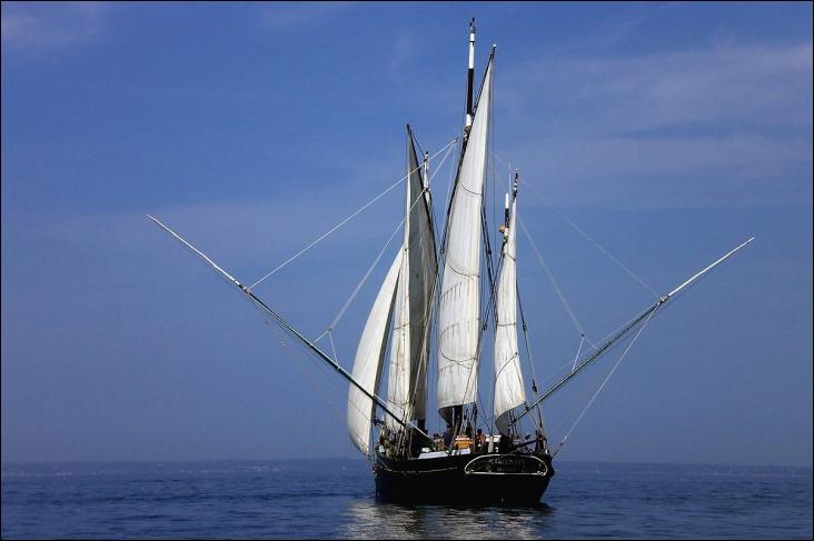 Le Corentin est un lougre, trois-mâts gréé de voiles au tiers