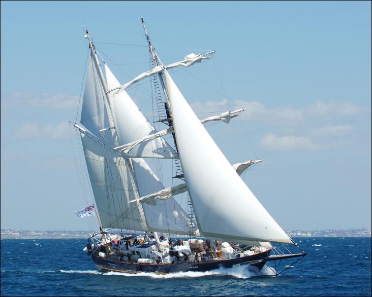 Le STS Young Endeavour est un brigantin